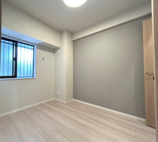 最上階×南西向き住戸で陽当たり・眺望良好なリノベーションマンション☆天気の良い日は富士山も望めます♪室内はライティングの綺麗な内装に生まれ変わり☆誰が見てもうっとりです//な【ベイサイトコート横浜】の洋室|個人の部屋や寝室として使える洋室です