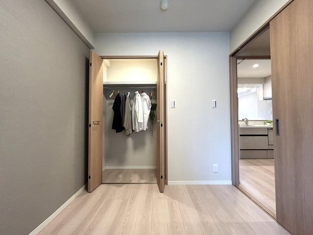 最上階×南西向き住戸で陽当たり・眺望良好なリノベーションマンション☆天気の良い日は富士山も望めます♪室内はライティングの綺麗な内装に生まれ変わり☆誰が見てもうっとりです//な【ベイサイトコート横浜】の洋室|個人の部屋や寝室として使える洋室です