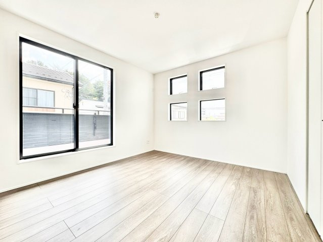 グラファーレ　尾張旭市大塚町の洋室|収納も充実した主寝室で、夫婦のプライベート空間をゆったりと確保できます。