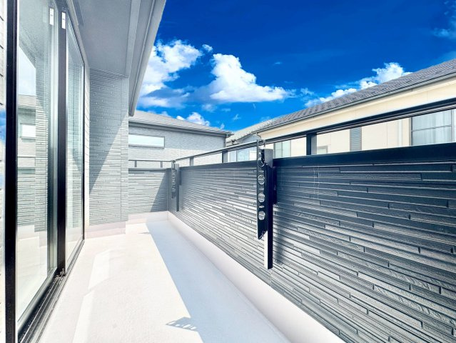 グラファーレ　尾張旭市大塚町のバルコニー|洗濯物もゆったり干せるバルコニー。日々の家事がちょっと楽になる、うれしいポイントです。									
									