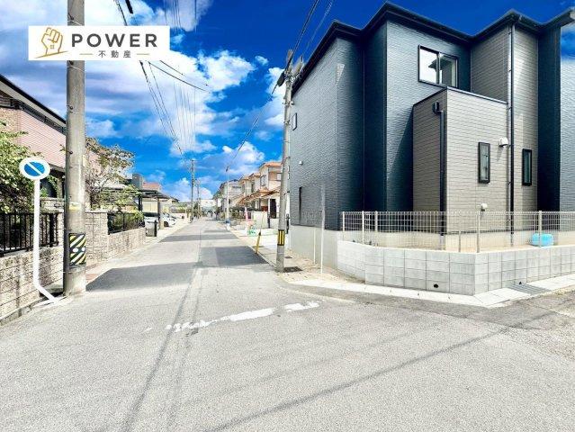グラファーレ　尾張旭市大塚町の前面道路含む現地写真|十分な幅が確保されており、車の出し入れもスムーズ。お子様の送り迎えなど、日常の動作も快適に行えます。