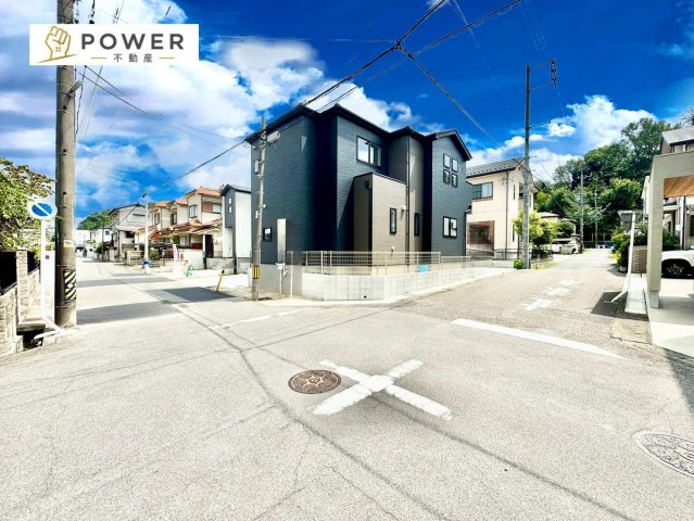 グラファーレ　尾張旭市大塚町の前面道路含む現地写真|十分な幅が確保されており、車の出し入れもスムーズ。お子様の送り迎えなど、日常の動作も快適に行えます。