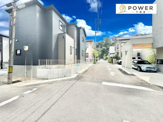 グラファーレ　尾張旭市大塚町の前面道路含む現地写真|十分な幅が確保されており、車の出し入れもスムーズ。お子様の送り迎えなど、日常の動作も快適に行えます。