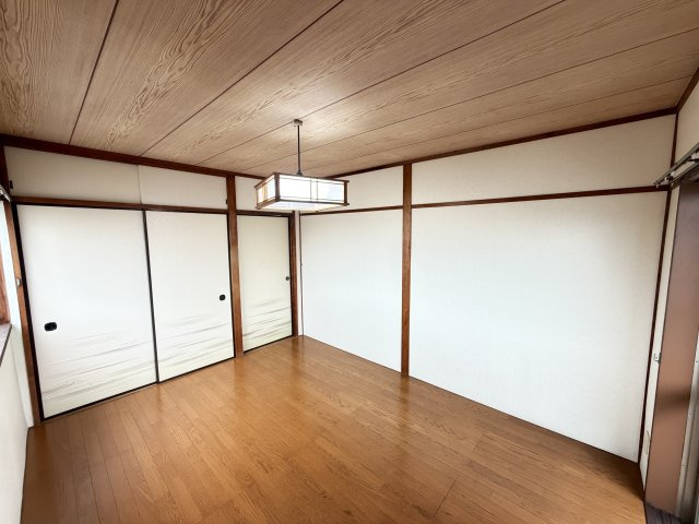 上信ハイツの洋室