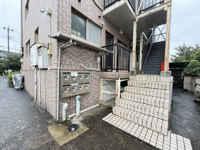 上信ハイツのエントランス