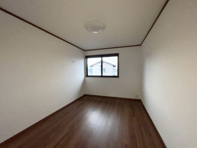 松本市大字島内の洋室