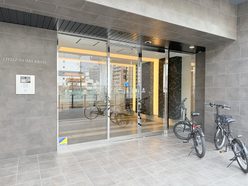 LIVIAZ NAMBA KRASS　仲介手数料無料のエントランス