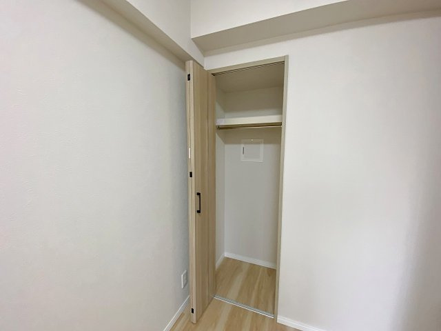 ベルヴィル大宮Ａ棟の収納|季節物の衣類や日用品をすっきりまとめられる広々とした収納スペースです。お部屋全体の生活感を抑え、常に綺麗で快適な住環境を保つことができる利便性の高いスペースとなっております。