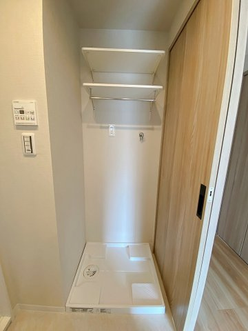 ベルヴィル大宮Ａ棟のランドリースペース|洗濯機置場周辺には洗剤や柔軟剤をしっかり置けるスペースがあり、毎日の洗濯作業も効率的に行える設計になっています。家事動線に優れ、日々の負担を軽減してくれる設備です。