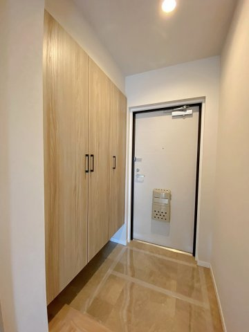 ベルヴィル大宮Ａ棟の玄関|すっきりとしたデザインで居住者やゲストを心地よく迎える玄関スペースです。シューズボックスを備えており、家族全員の靴類を整理して整頓された綺麗な空間を保てます。