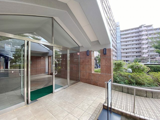 ベルヴィル大宮Ａ棟のエントランス|マンションの顔となるエントランス入口部分です。清潔感のある落ち着いたデザインで手入れが行き届いており、居住者や訪れるゲストをあたたかく出迎えてくれる安心感のある佇まいとなっております。