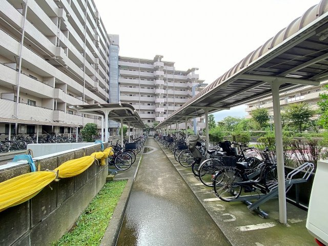 ベルヴィル大宮Ａ棟の駐輪場|屋根付きで大切な自転車を雨や日差しから守れる敷地内の駐輪場スペースです。整理整頓された使いやすい配置になっており、通勤や通学、日々のお買い物での自転車利用もスムーズに行っていただけます。