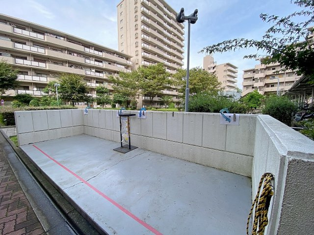 ベルヴィル大宮Ａ棟のその他共用部分|敷地内にしっかりと管理された専用のゴミ置き場を設置しています。掃除が行き届いており清潔に保たれているため、衛生面でも安心感があり日々の生活ゴミの排出も快適に行っていただけます。