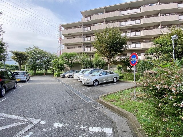 ベルヴィル大宮Ａ棟の駐車場|敷地内にしっかり確保された駐車場スペースです。マンションに隣接しているため、雨の日の乗降やお買い物後の重い荷物の搬入もスムーズに行えます。空き状況につきましてはお気軽にお問い合わせください。