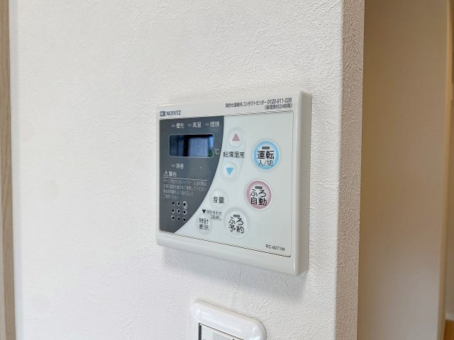 ベルヴィル大宮Ａ棟|生活時間の異なるご家族でもいつでも温かいお湯に入浴できる便利な追い焚き機能を完備。スイッチひとつで手軽に適温へ調整できるため、肌寒い季節のリラックスタイムをより快適にサポートしてくれます。
