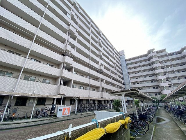ベルヴィル大宮Ａ棟の外観|緑豊かな住環境に調和する、落ち着いた佇まいの建物外観です。総戸数199戸のビッグコミュニティで管理体制も良好。安心して長くお使いいただけるマンションです。