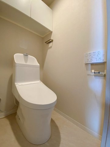ベルヴィル大宮Ａ棟のトイレ|快適にご利用いただける温水洗浄便座付きのトイレ設備へ新規交換済みです。清潔感のある空間に仕上げられており、吊戸棚収納も備えているためトイレットペーパー等をすっきり保管できます。
