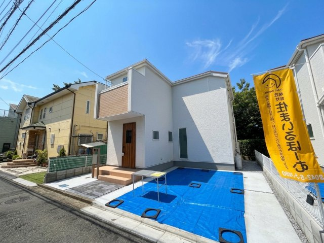 福生市熊川第14の外観|ブラウンと白のツートンカラーがお洒落な新築分譲住宅の外観写真です。
明るい日差しの中で、洗練されたデザインが目を引きます。駐車場スペースもあり、快適な生活が想像できる物件です。