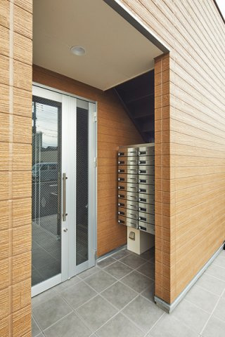 国分寺市本多２丁目のアパートのエントランス