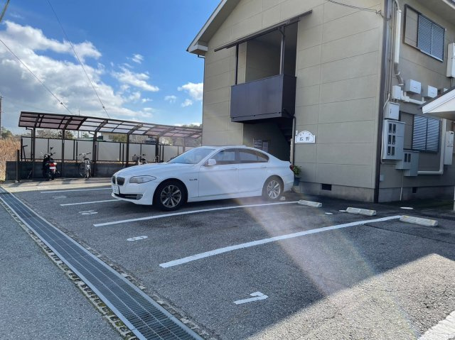 モナーク広野1号棟の駐車場
