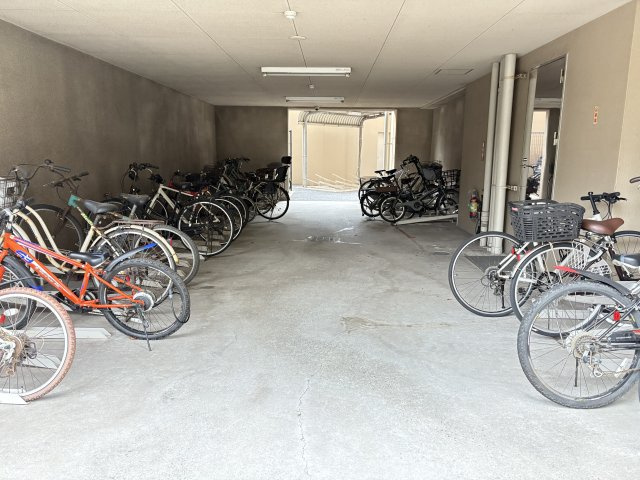 サンパーク・クレストサージュ戸畑Bコートの駐輪場|駐輪場を完備！自転車でのお出かけや通勤・通学にも便利です♪