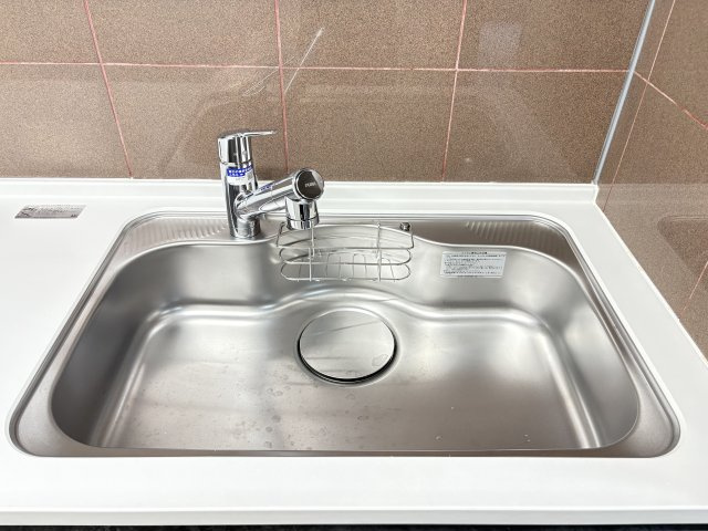 サンパーク・クレストサージュ戸畑Bコートのキッチン|浄水器付き水栓を採用！毎日の料理や飲み水にも便利な嬉しい設備です♪