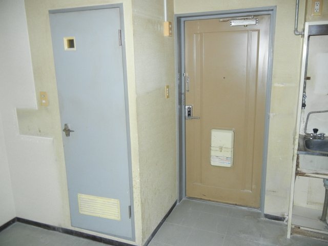 キャピタルハウス栄町の玄関