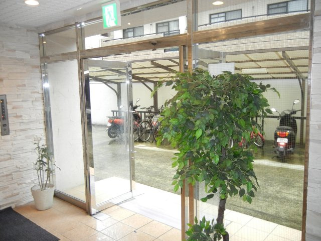 キャピタルハウス栄町のエントランス