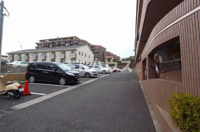 アレグリア芝山の駐車場