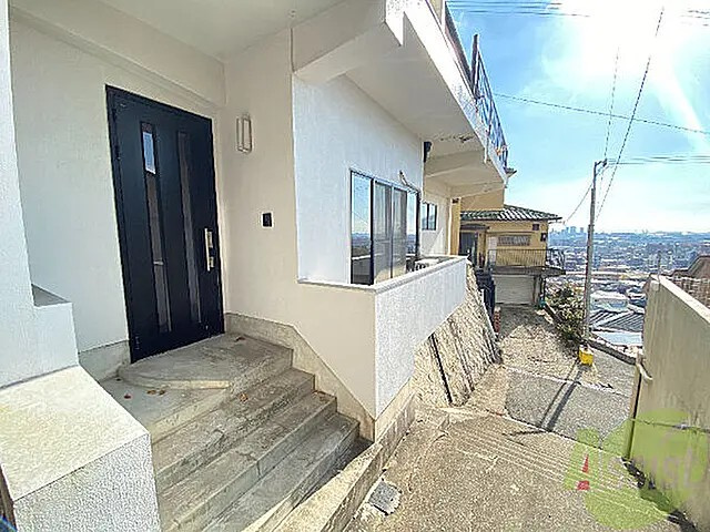 神戸市東灘区本山北町５丁目のアパートのエントランス