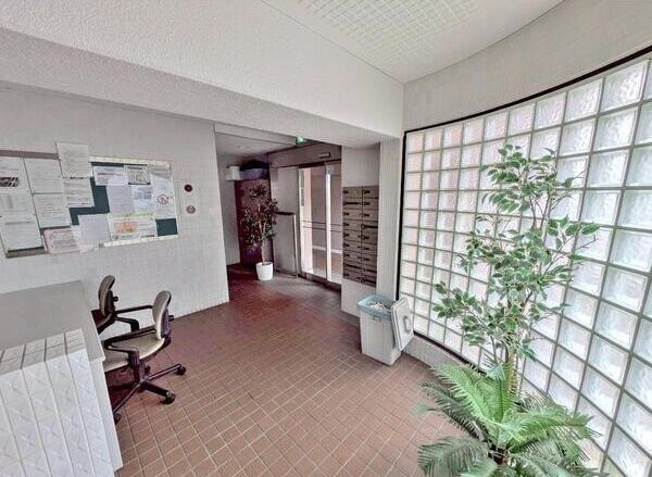 神戸市東灘区森北町１丁目の賃貸マンションのロビー