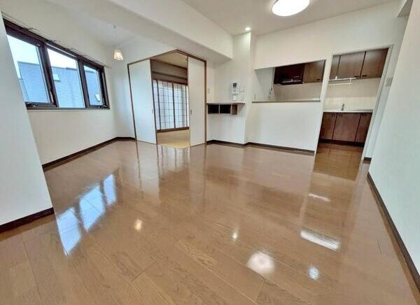 神戸市東灘区森北町１丁目の賃貸マンションの居間・リビング