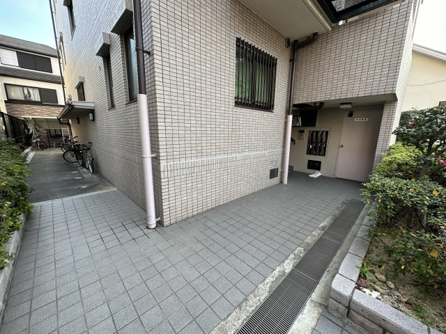 神戸市灘区中郷町２丁目の賃貸マンションのエントランス