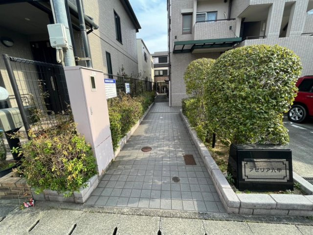 神戸市灘区中郷町２丁目の賃貸マンションのエントランス