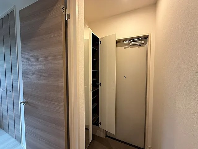 神戸市東灘区深江南町４丁目のアパートの玄関