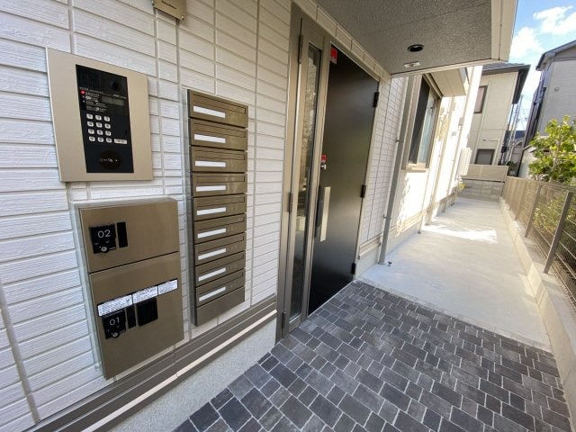 神戸市東灘区深江南町４丁目のアパートのエントランス
