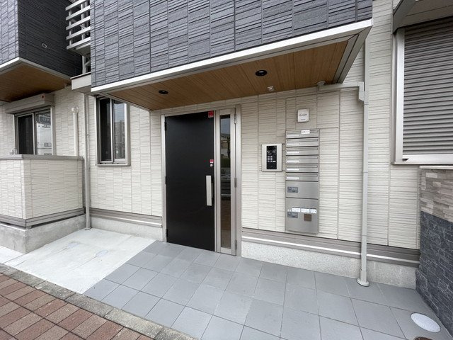 神戸市灘区六甲町５丁目のアパートのエントランス