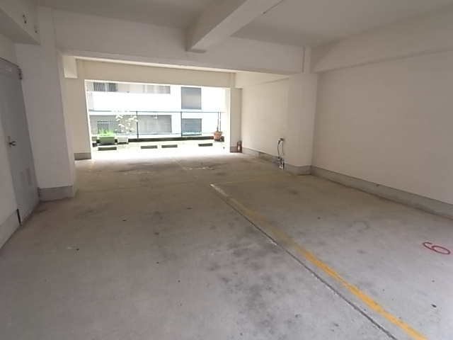 神戸市中央区中島通４丁目の賃貸マンションの駐車場