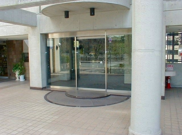 芦屋市松ノ内町の賃貸マンションのエントランス
