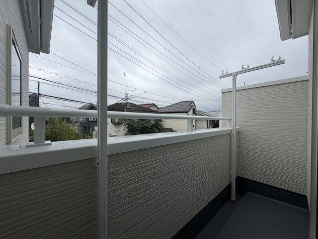 福生市熊川第14のバルコニー|広さにゆとりのある開放的なバルコニー。洗濯物をたっぷり干すことができます。