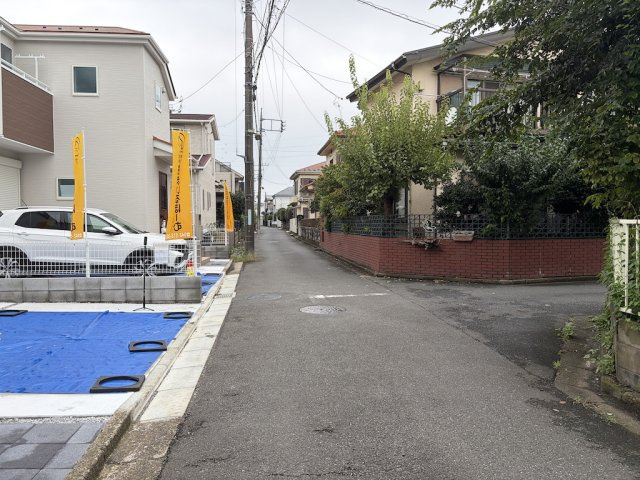 福生市熊川第14の前面道路含む現地写真|車どおりの少ない前面道路です。運転が苦手な方も安心して駐車できます。
