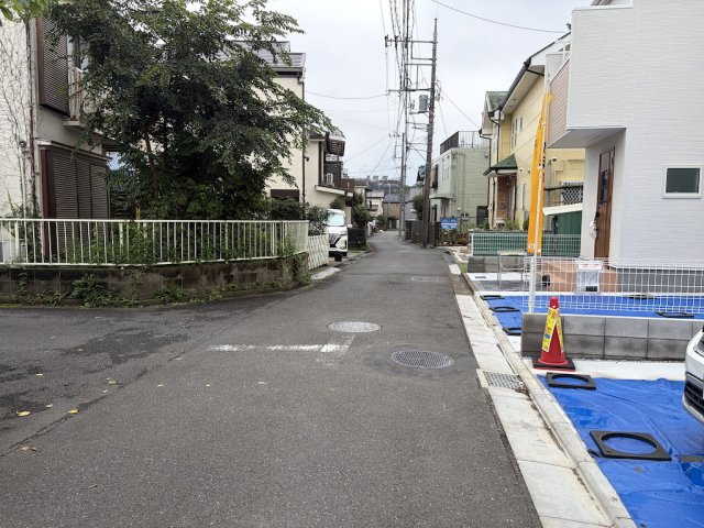 福生市熊川第14の前面道路含む現地写真|車どおりの少ない前面道路です。運転が苦手な方も安心して駐車できます。