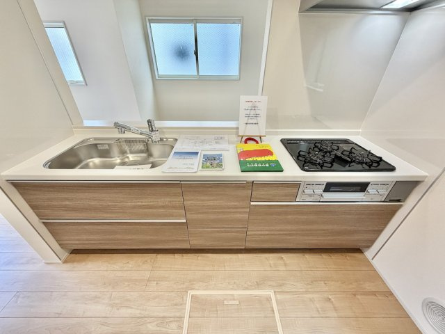 福生市熊川第14のキッチン|使い勝手の良いシステムキッチン。豊富な収納と広々スペースで毎日の調理が快適です。