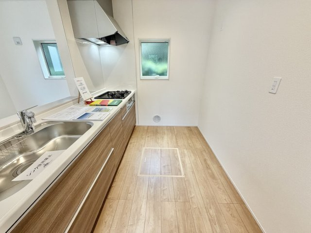 福生市熊川第14のキッチン|使い勝手の良いシステムキッチン。豊富な収納と広々スペースで毎日の調理が快適です。
