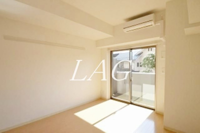 【居間・リビング】 | グレイスみかど | 洋室のお部屋です。