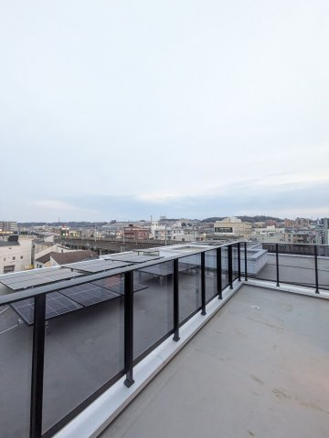 Ｄ-ｒｅｓｉｄｅｎｃｅ稲城のバルコニー