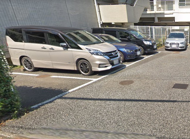 モンターニュ国領の駐車場
