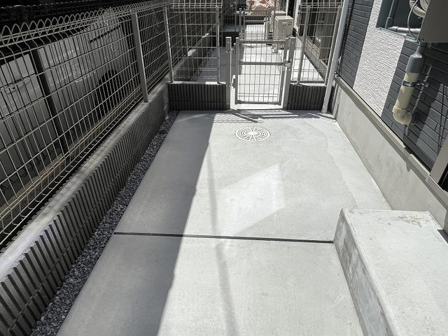 メゾンアルスの駐車場