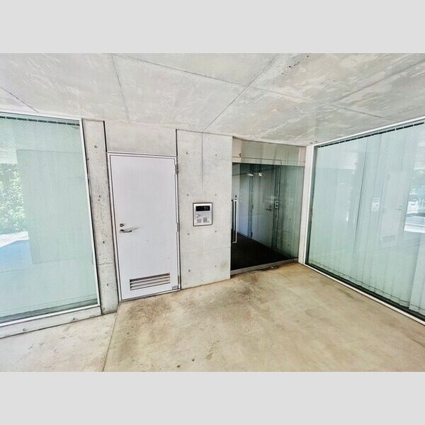 調布市国領町１丁目の賃貸マンションのエントランス