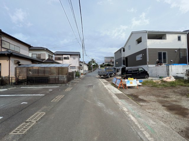 新築戸建　沼津市西熊堂第3　全5棟　4号棟の前面道路含む現地写真